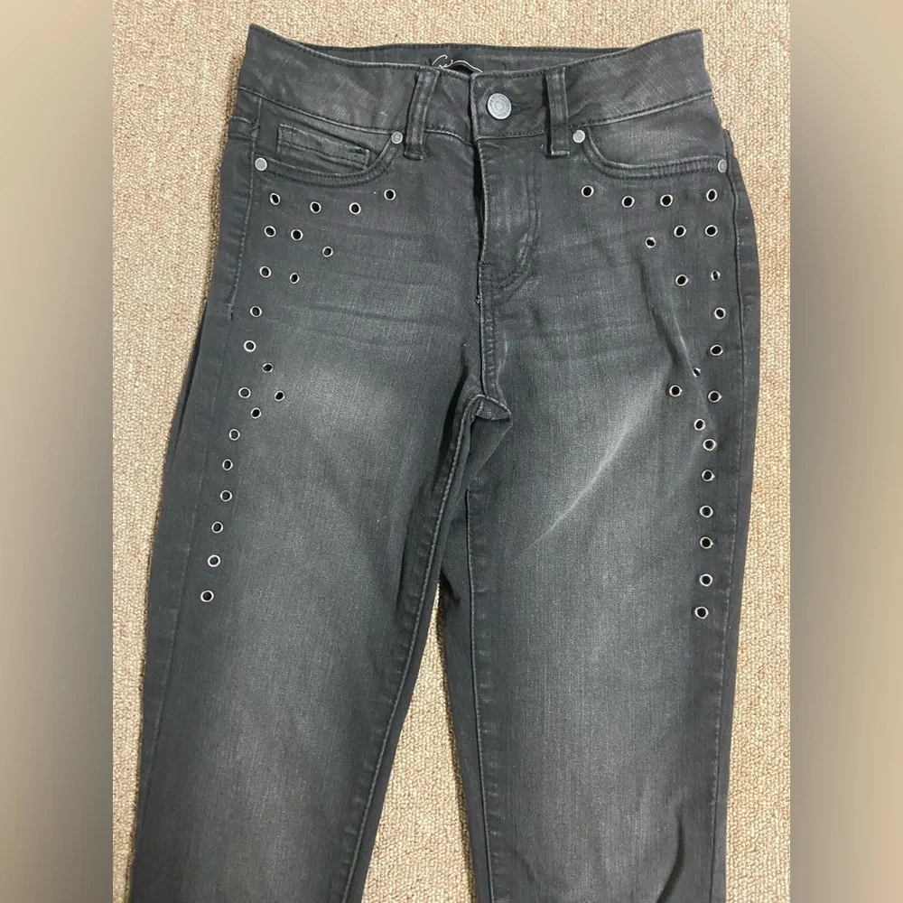 Chic Black Skinny Jeans with Eyelet Details - Picture 2 of 3